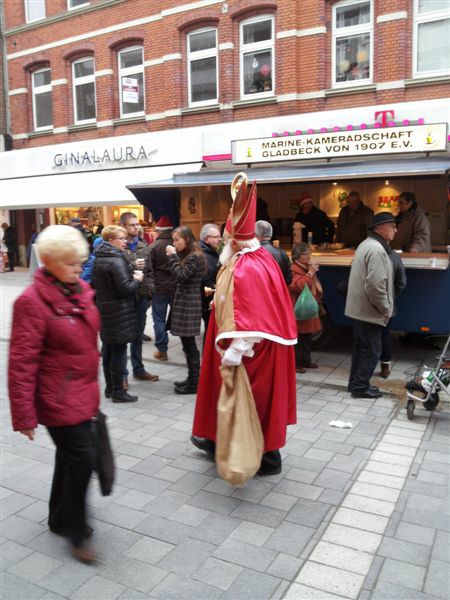 6.12.Nikolaus MK und Schalke Dorf Goetheplatz 008.jpg